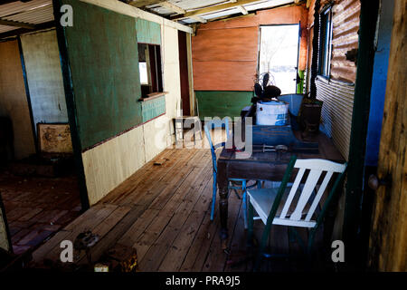 Interno di vecchi minatori cottages a Gwalia città fantasma nei pressi di Leonora Australia Occidentale Foto Stock