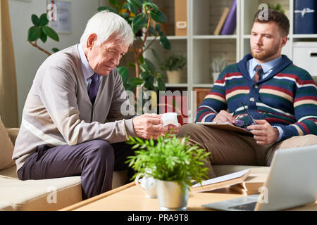 Triste uomo Senior in terapia Foto Stock