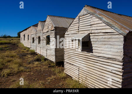 Deserta di ferro ondulato minatori cottages all'Gwalia città fantasma Western Australia Foto Stock