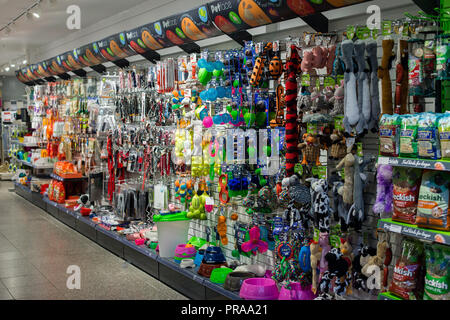 Pet Store display con giocattoli e accessori per cani e gatti. Foto Stock