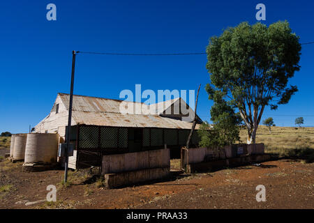 Deserta di ferro ondulato minatori cottages all'Gwalia città fantasma Western Australia Foto Stock