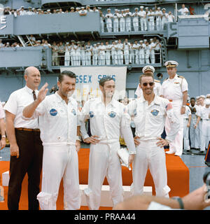 (22 ottobre 1968) --- L' Apollo 7 equipaggio è accolto a bordo della USS Essex, il primo recupero della nave per la missione. Da sinistra a destra, gli astronauti sono Walter M. Schirra Jr., comandante; F. Donn Eisele, il pilota del modulo di comando; e Walter Cunningham, modulo lunare pilota. In sullo sfondo a sinistra è il dottor Donald E. Stullken, NASA Recovery Team Leader dal veicolo spaziale con equipaggio del centro (MSC) lo sbarco e la divisione di recupero. Foto Stock