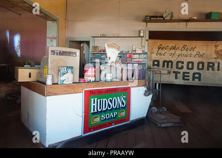 Interno del negozio deserte a Gwalia città fantasma nei pressi di Leonora Australia Occidentale Foto Stock