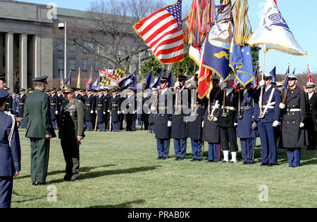 Stati Uniti Esercito gen. Colin Powell, Presidente del Comune di capi di Stato Maggiore, ospita un pieno onore Cerimonia di arrivo per la Repubblica ellenica di Grecia esercito gen. Ioannis Veryvakis, Capo della Hellenic generale dello staff, durante la sua visita al Pentagono nel Febbraio 4, 1993. Foto Stock