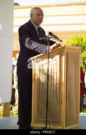 L' onorevole L. Colin Powell, il Segretario di Stato americano, si rivolge a un pubblico anche al di fuori dell'Ambasciata degli Stati Uniti in Iraq a Bagdad, Provincia di Baghdad, Iraq (IRQ), durante l'Operazione Iraqi Freedom. Foto Stock