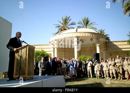 L' onorevole L. Colin Powell (sinistra), il Segretario di Stato americano, si rivolge a un pubblico anche al di fuori dell'Ambasciata degli Stati Uniti in Iraq a Bagdad, Provincia di Baghdad, Iraq (IRQ), durante l'Operazione Iraqi Freedom. Foto Stock