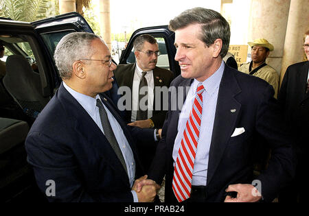 Il Segretario di Stato statunitense Colin Powell saluta ambasciatore statunitense in Iraq (IRQ), l'onorevole Paul Bremer al di fuori dell'Autorità provvisoria della coalizione (CPA) sede di Baghdad, Iraq durante l'Operazione Iraqi Freedom. Foto Stock