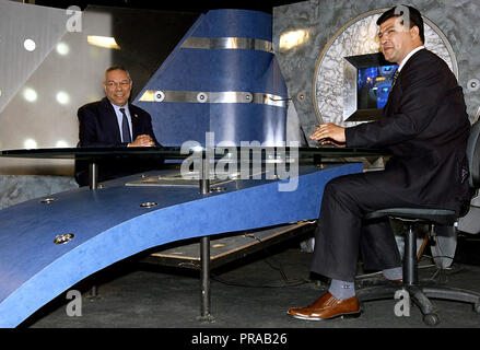 Karrem Hamidi di IMN la stazione televisiva di interviste il Segretario di Stato statunitense Colin Powell durante la sua visita a Baghdad in Iraq (IRQ) durante l'Operazione Iraqi Freedom. Foto Stock