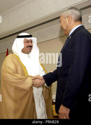 Gli onorevoli Colin Powell (a destra), il Segretario di Stato americano, saluta il presidente iracheno Sheik Ghazi al-Yawar (Ghazi Mashal Ajil al-Yawar), Presidente ad interim dell'Iraq, a Bagdad, Provincia di Baghdad, Iraq (IRQ), durante l'Operazione Iraqi Freedom. Foto Stock