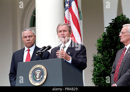 Come il Segretario di Stato Colin Powell e il Ministro del tesoro Paul O'Neill a guardare, Presidente George W Bush offre commento dal Giardino di Rose sett. 24, 2001, il presidente del ordine esecutivo per quanto riguarda gli Stati Uniti sanzioni finanziarie contro terroristi stranieri e i loro sostenitori. Foto Stock