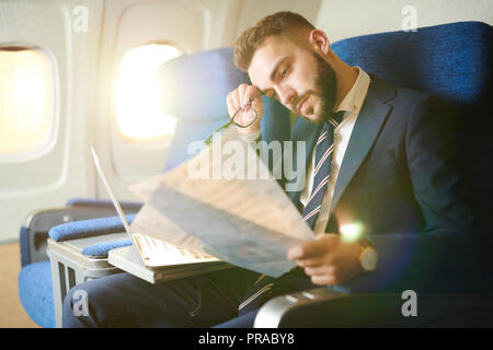 Stanco imprenditore lavora in piano Foto Stock