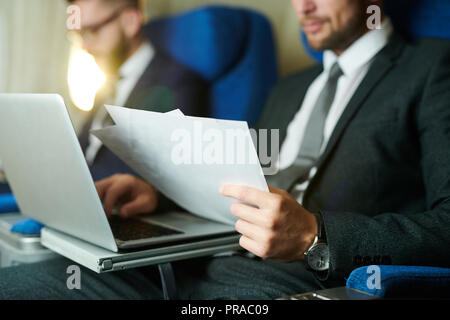 Due persone di affari in aereo Foto Stock