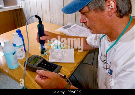 La salinità, temperatura, Ph test condotti da un contraente EPA con Dougherty Srague Inc ambientale Foto Stock