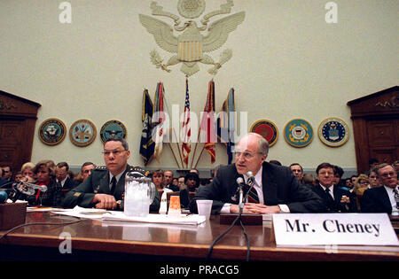 1992 - Il Segretario della Difesa Richard B. Cheney e General Colin Powell testimoniare prima casa servizi armati Comitato per quanto riguarda FY-93 bilancio della difesa. Foto Stock