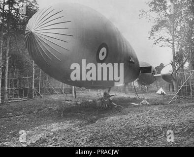 1918 o 1919 - British dirigibiles al loro posto barca fuori stations.appena prima del volo Foto Stock