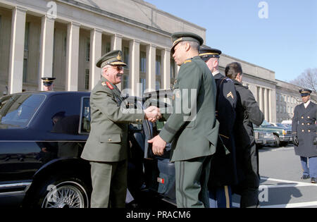 Repubblica ellenica di Grecia esercito gen. Ioannis Veryvakis, Capo della Hellenic generale del Personale, viene accolto da U.S. Esercito gen. Colin Powell, Presidente del Comune di capi di Stato Maggiore, come egli arriva per una visita al Pentagono nel Febbraio 4, 1993. Foto Stock