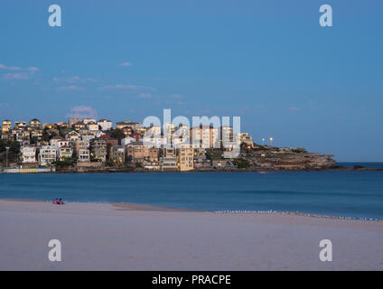 La spiaggia di Bondi in Sydney, Nuovo Galles del Sud al crepuscolo durante l ora di blu. Foto Stock