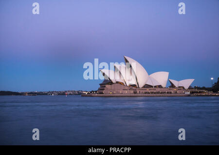 Vista di Sydney Opera House prese al tramonto durante il blu ora con il sole di setting colata di una bella tonalità bluastra intorno all'iconico punto di riferimento. Foto Stock