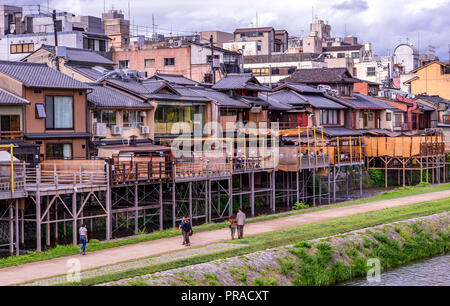 Ristoranti su palafitte sulle rive del fiume Kamo a Kyoto Foto Stock