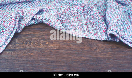Banner uno spazio vuoto sul desktop vecchio legno naturale squallido sfondo coperta di maglia plaid color porpora Foto Stock