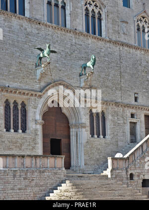 Perugia Umbria Italia. Palazzo dei Priori. Ingresso alla Sala dei Notari con le due statue di bronzo simbolo della città, il grifone e il leone. Foto Stock