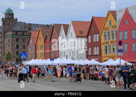 Un affollato mercato agricolo sul Hanseatic wharf e Sito del Patrimonio Mondiale chiamato Bryggen, durante la tradizionale Torgdagen (giorno di mercato a Bergen, Norvegia. Foto Stock