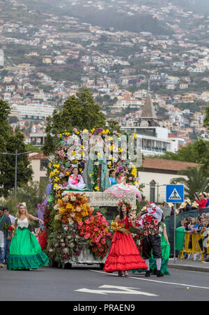 Funchal; Madera; Portogallo - aprile 22; 2018: parata annuale presso il il Festival dei Fiori di Madeira nella città di Funchal sull isola di Madeira. Il Portogallo. Foto Stock