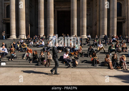 Un altro occupato giorno estati sui passi fuori dalla cattedrale di St Paul in East London, Regno Unito Foto Stock