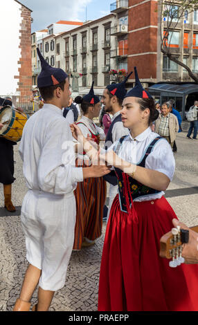 Funchal, Portogallo - 19 Aprile 2018: i musicisti folk e ballerini eseguendo sulla Avenida Arriaga a Funchal sull'Isola di Madeira, Portogallo. Foto Stock