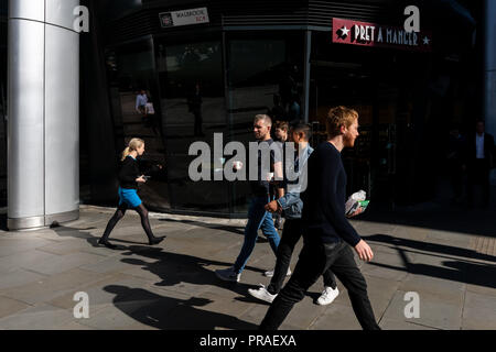 Ufficio lavoratori scurrying circa in pausa pranzo nel quartiere degli affari di Central London REGNO UNITO Foto Stock