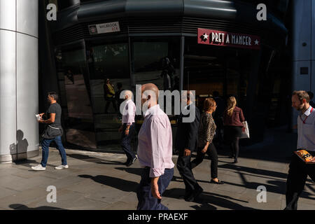 Ufficio lavoratori scurrying circa in pausa pranzo nel quartiere degli affari di Central London REGNO UNITO Foto Stock