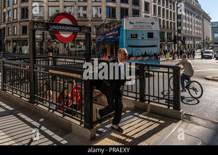 L uomo esce da una stazione della metropolitana di Londra in centro a Londra, Regno Unito Foto Stock