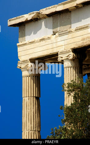 La Grecia. Atene. Acropoli. Eretteo. Tempio ionico che è stato costruito nel 421 A.C. da architetto ateniese mnesicle (Pericle età). Dettagli architettonici. Cornicione, fregio, architrave, capitale e colonne. Foto Stock