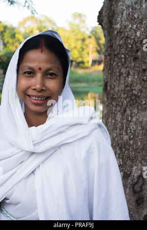 Majuli Island, Assam. Ritratto di donna al centro religioso Foto Stock