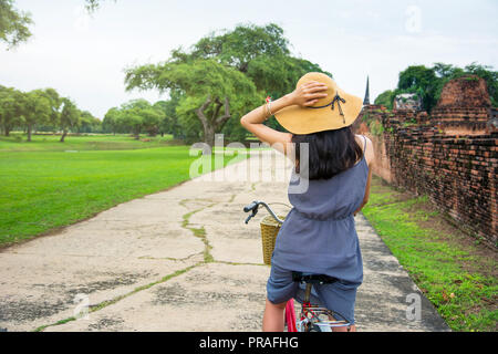 Ragazza Ayutthaya esplorare in bicicletta, viaggio Thailandia Foto Stock