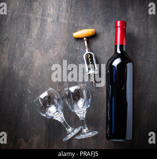 Bottiglia di vino, bicchieri e cavatappi vintage Foto Stock