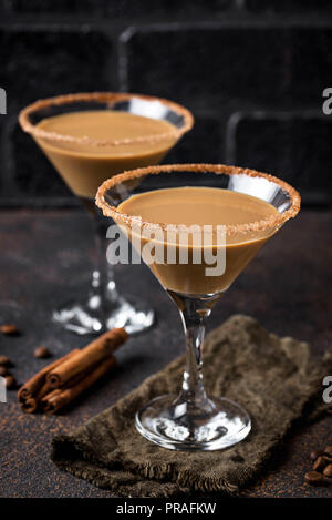 Chocolate Martini cocktail o Irish cream liquor Foto Stock