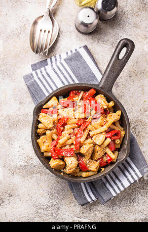 Pasta con carne di pollo e pepe in salsa di pomodoro Foto Stock