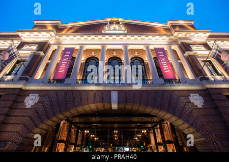 Stati Uniti Maryland Baltimore MD Fells Point Il Sagamore Hotel Pendry al tramonto in serata una boutique hotel di lusso Foto Stock