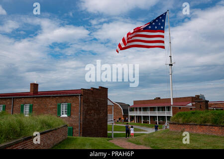 Stati Uniti Maryland MD Baltimore Fort McHenry National Monument 15 bandiere star vola replica della bandiera che hanno volato durante la battaglia di Francis Scott Key vide Foto Stock