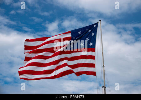 Stati Uniti Maryland MD Baltimore Fort McHenry National Monument 15 bandiere star vola replica della bandiera che hanno volato durante la battaglia di Francis Scott Key vide Foto Stock