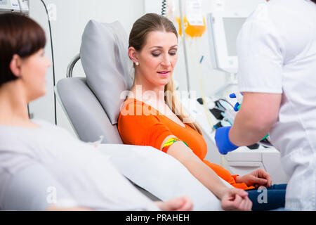 Disinfezione di infermiere punto di foratura prima della donazione del sangue Foto Stock