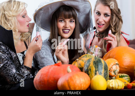 Migliori amici condividendo caramelle mentre celebrare Halloween Foto Stock