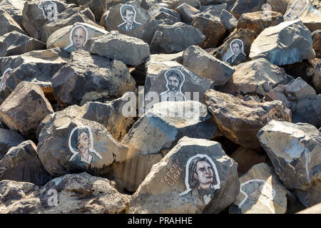 TENERIFE, Spagna - 20 agosto: pietre dipinte sono disposte presso la costa di Santa Cruz de Tenerife Il 20 agosto 2018 a Tenerife, Spagna. Le pietre sono state trasformate da un artista bulgaro chiamato Stoyko Gagamov, che ha trasformato le rocce in una galleria d'arte a cielo aperto della pittura con ritratti di famosi musicisti su di essi. Foto Stock