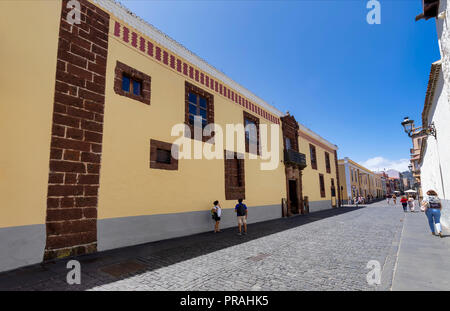 TENERIFE, Spagna - 20 agosto: (nota del redattore: immagine è stata migliorate digitalmente.) La Casa de los Capitanes Generales (Casa dei Capitani generali) è visto in Calle Obispo Rey Redondo street in San Crist al de La Laguna il 20 agosto 2018 a Tenerife, Spagna. San Cristóbal de La Laguna è stata la ex capitale dell'isola, e fa parte del Patrimonio Mondiale dell'UNESCO. Foto Stock