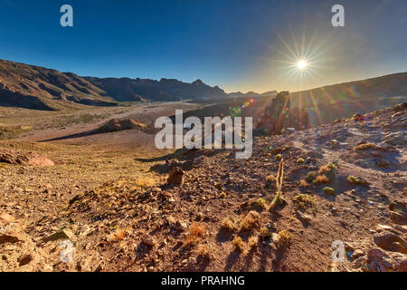 TENERIFE, Spagna - 20 agosto: (nota del redattore: Immagine è una digitale [High Dynamic Range HDR] composito.) Il Las Cañadas del Teide caldera è visto dal Mirador Llano de Ucanca lookout su agosto 20, 2018 a Tenerife, Spagna. Questo caldera Ellittico più lunga del diametro è di circa 16 km, ed è la seconda più grande caldera nel mondo. Foto Stock