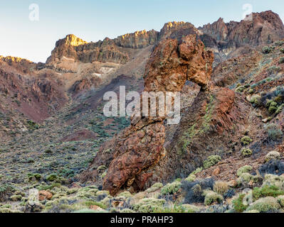 TENERIFE, Spagna - 20 agosto: Il Zapato de la Reina (la calzatura della Regina) formazione geologica è visto al Parque Nacional del Teide (Parco Nazionale del Teide) il 20 agosto 2018 a Tenerife, Spagna. Questa formazione geologica è un pezzo di Las Cañadas del Teide caldera. Foto Stock