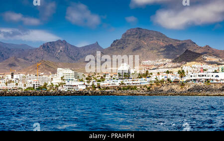 TENERIFE, Spagna - 21 agosto: (nota del redattore: un filtro polarizzante è stato utilizzato per questa immagine.) La Roque del Conde mountain è visto dalla Costa Adeje il 21 agosto 2018 a Tenerife, Spagna. Costa Adeje è una delle destinazioni turistiche più popolari presso la costa meridionale dell'isola. Foto Stock