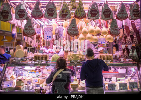 Torino, Italia - 29 settembre 2018: persone presso il locale mercato tradizionale a Porta Palazzo a Torino, Italia. Foto Stock