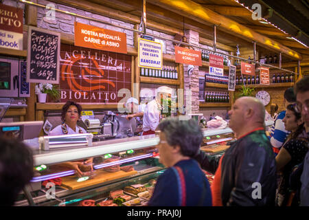 Torino, Italia - 29 settembre 2018: persone presso il locale mercato tradizionale a Porta Palazzo a Torino, Italia. Foto Stock